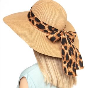 Hat with leopard tie